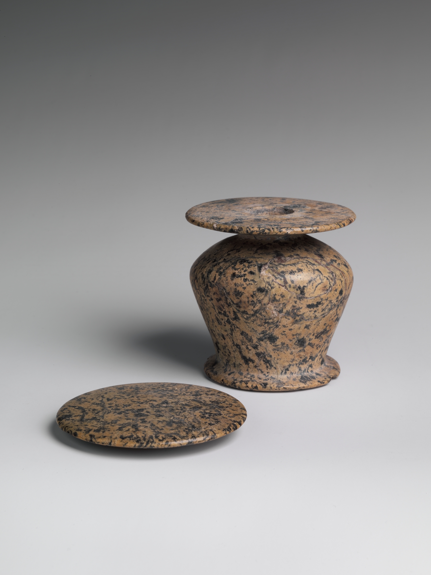 Kohl jar with lid