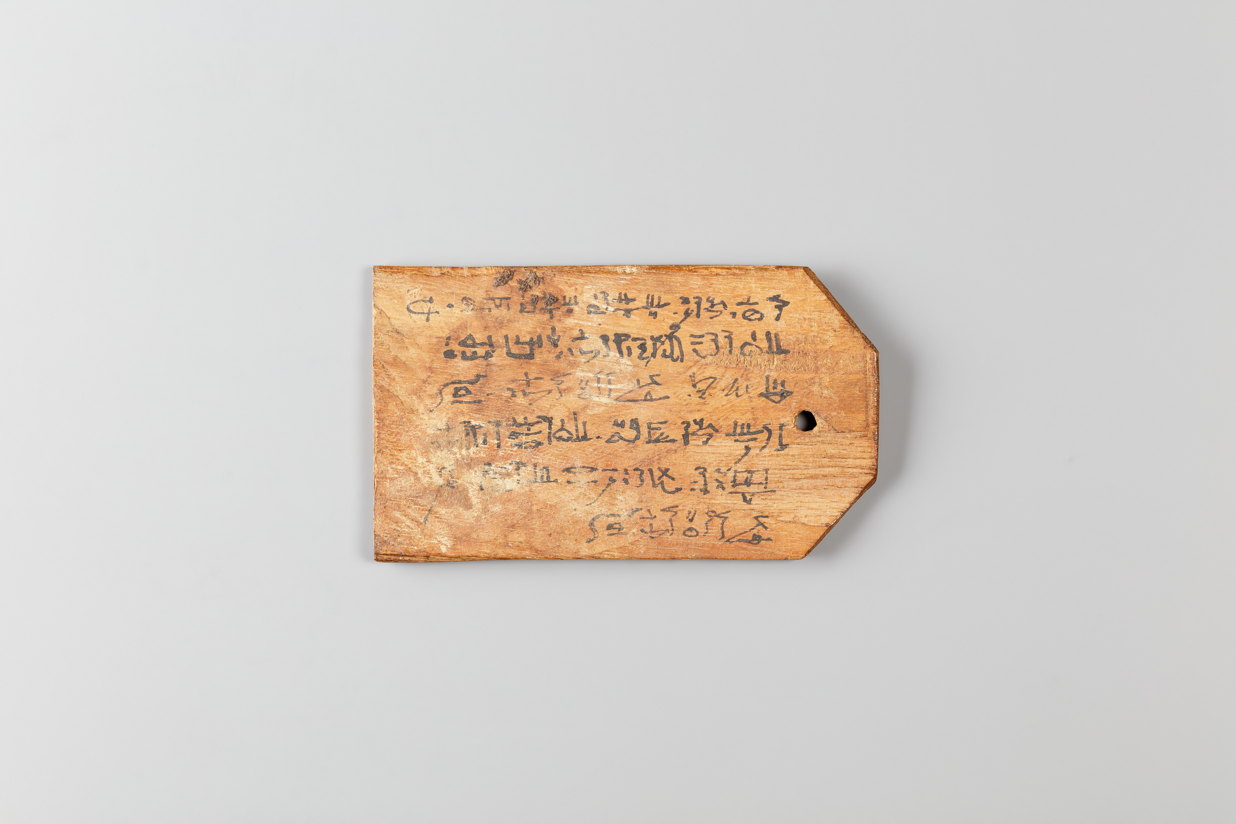 Mummy label of  Petemin, the son of Petempto, whose father was Petemin the Younger; his mother Thatre