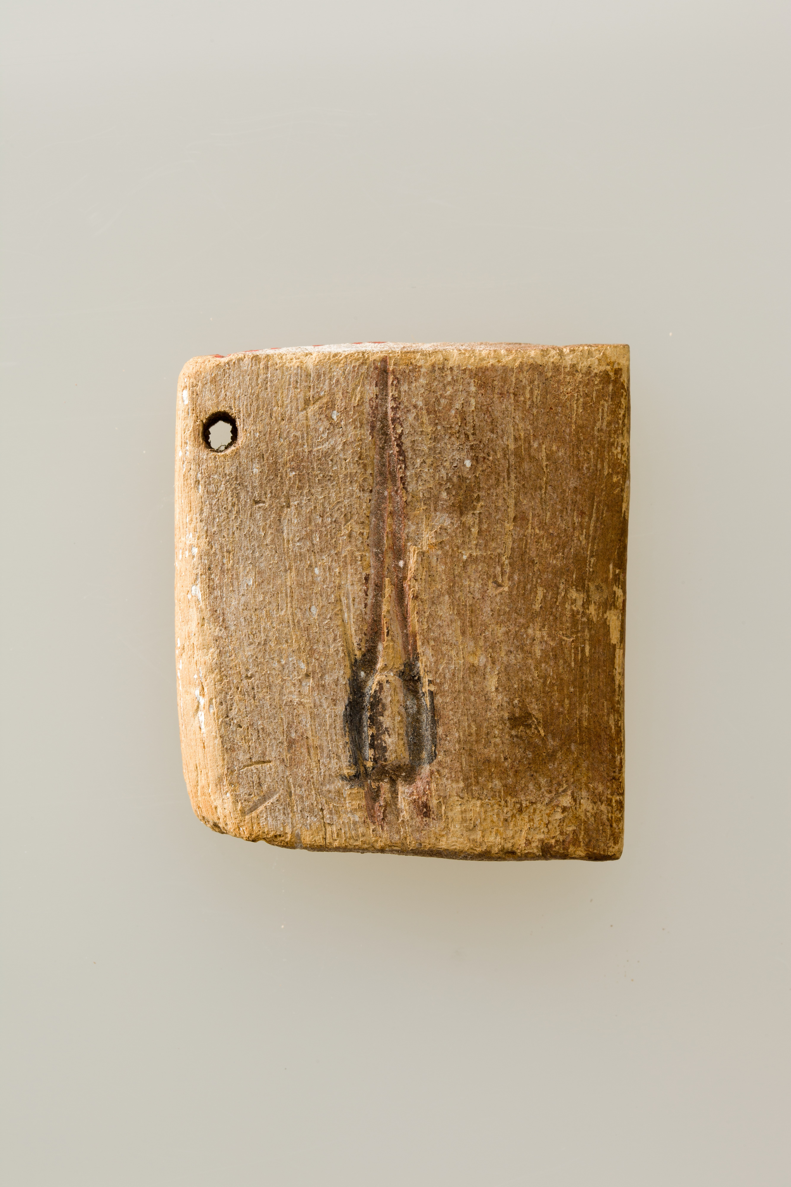 Ivory label incised with an early hieroglyph that may be the image of a bundle of arrows