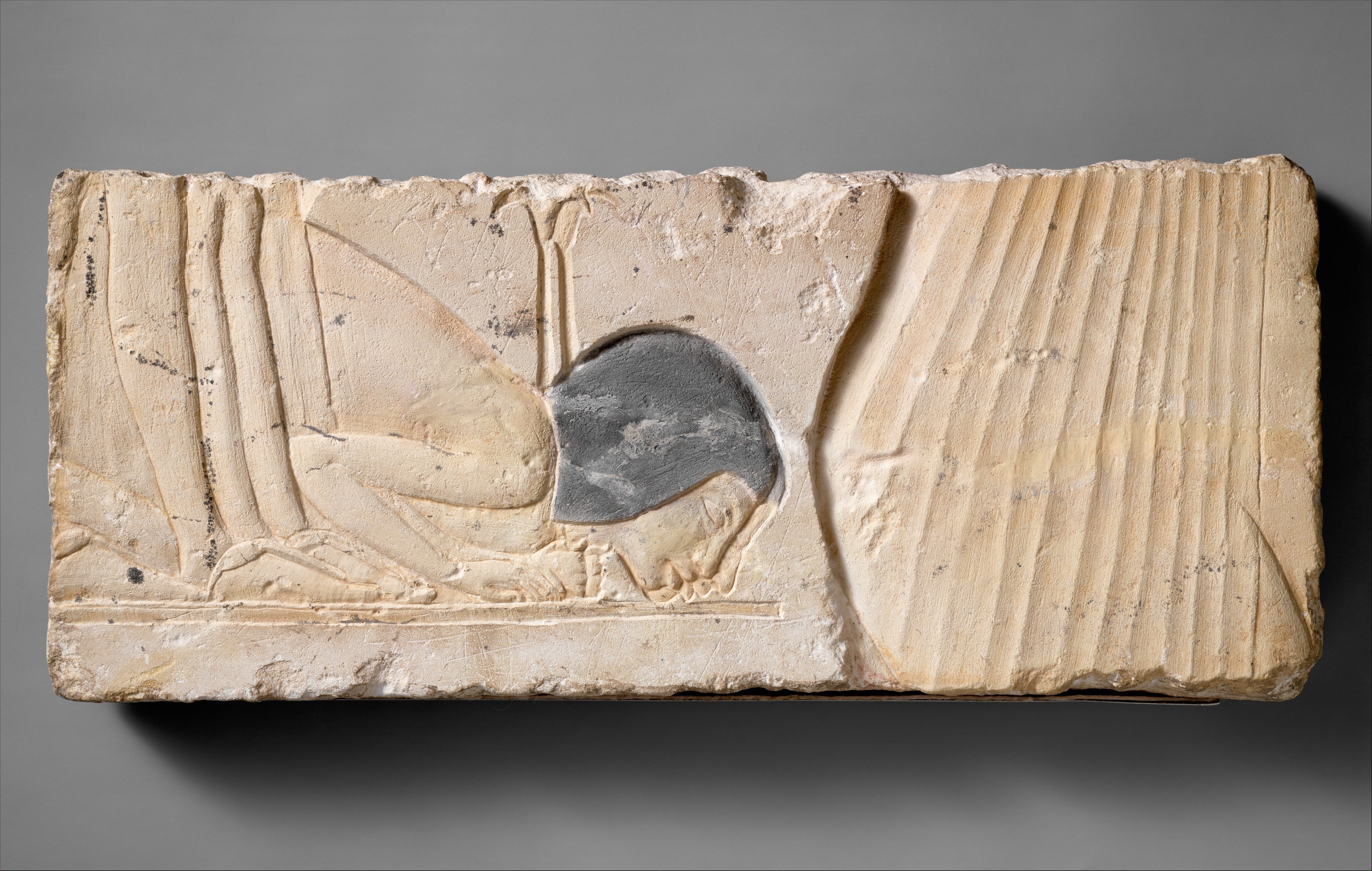 Two bowing courtiers behind Nefertiti