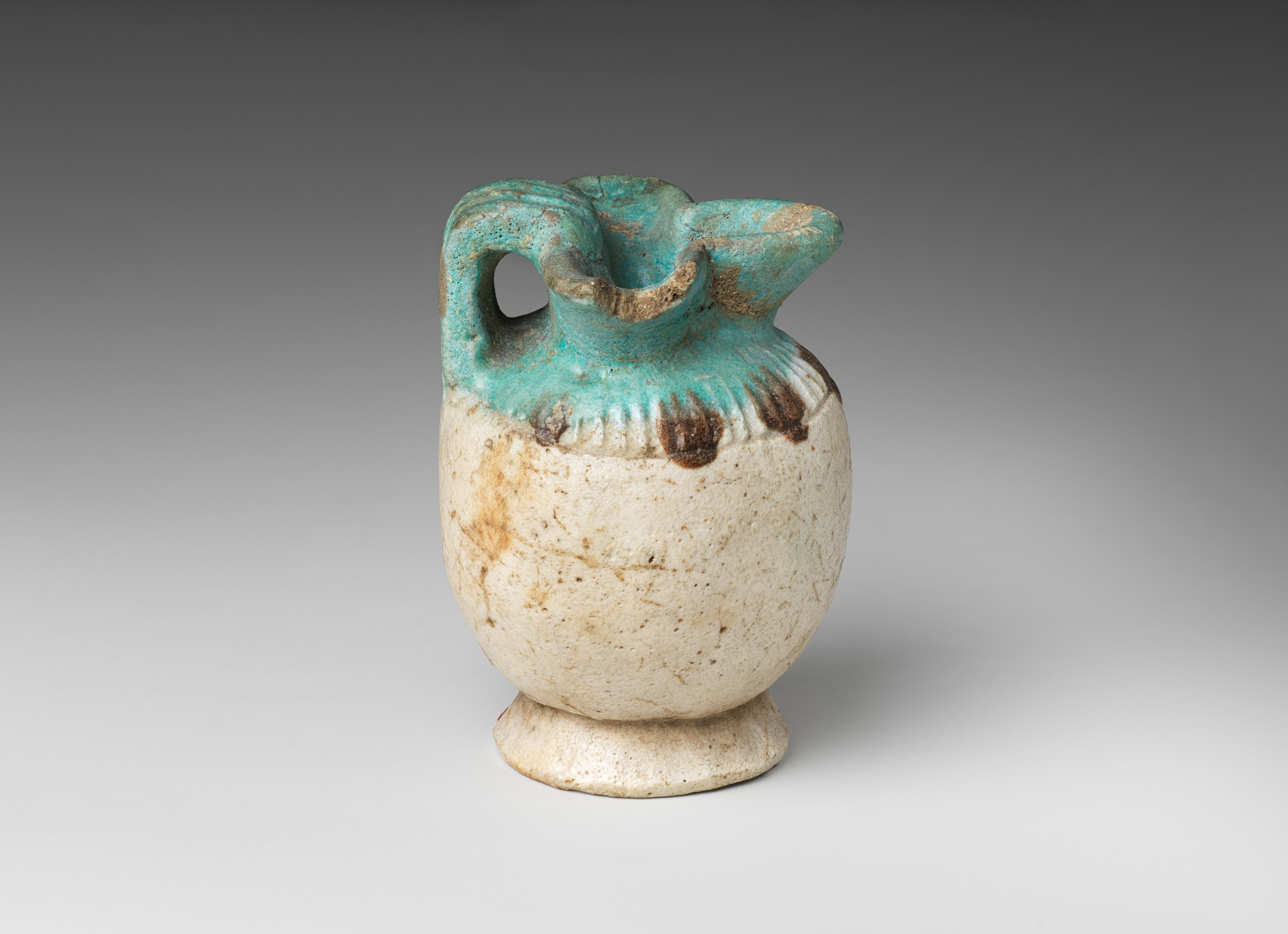Aryballos (perfume vase) with trefoil opening
