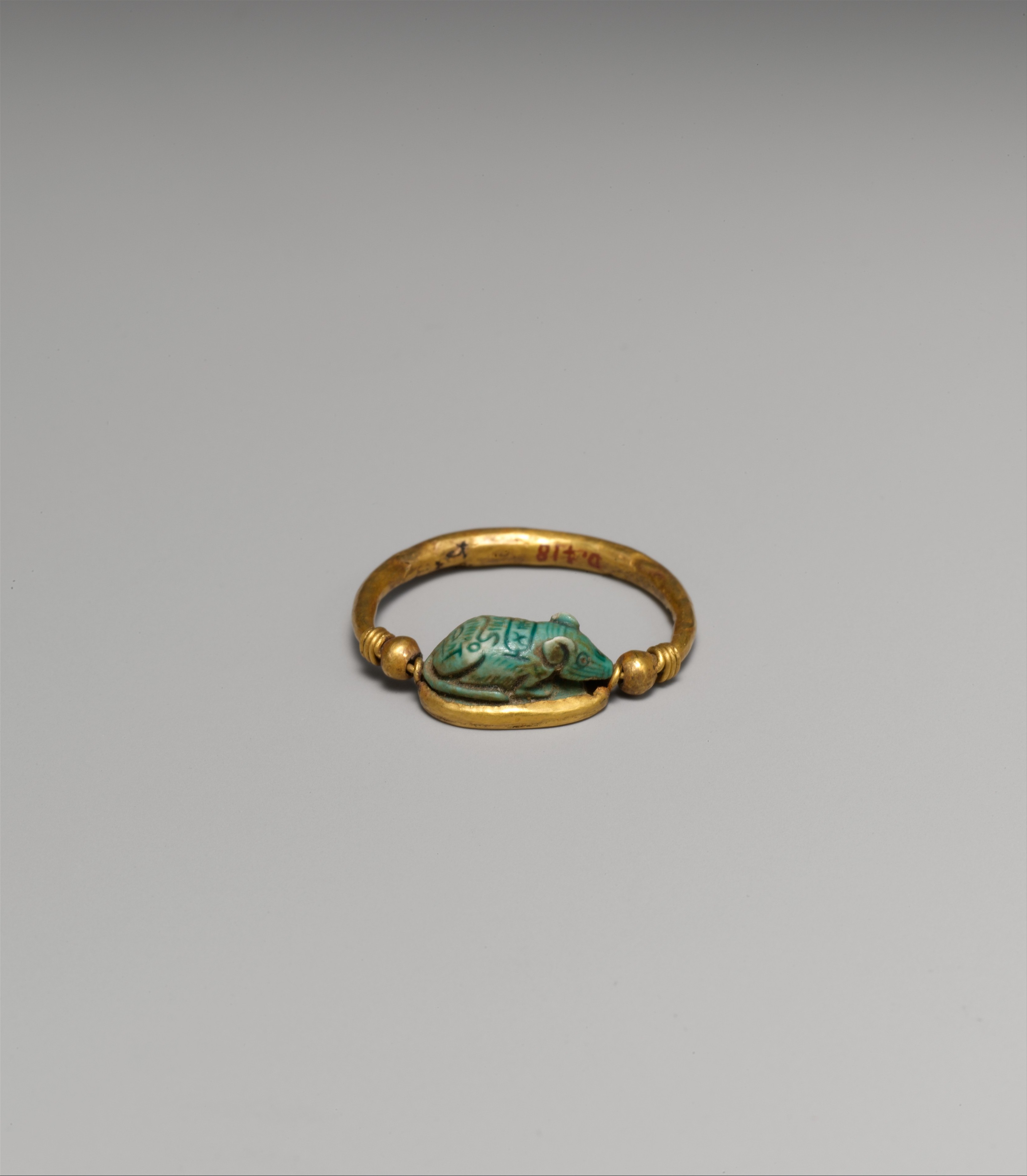 Ring set with a mouse design amulet