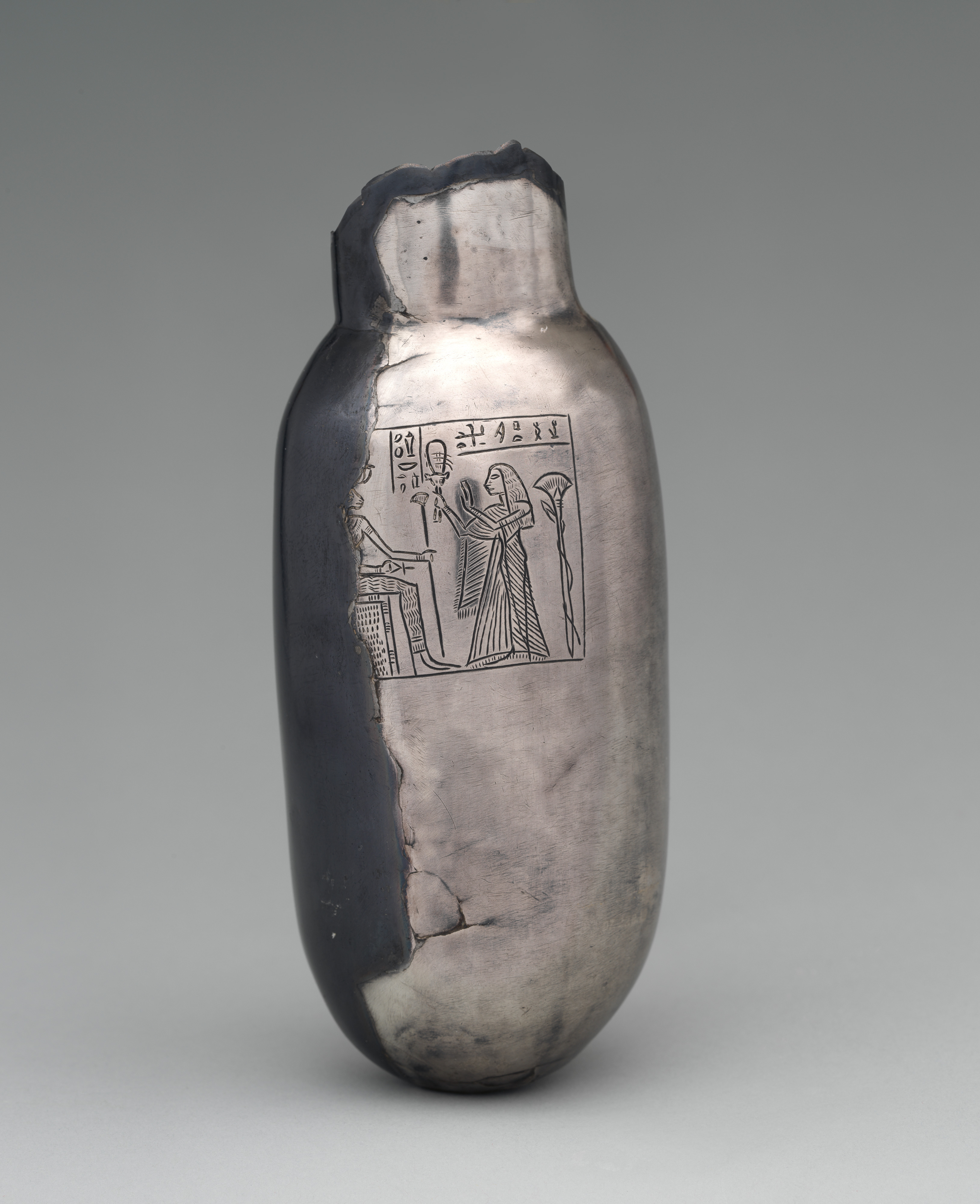 Bottle illustrating Meritptah honoring Bastet