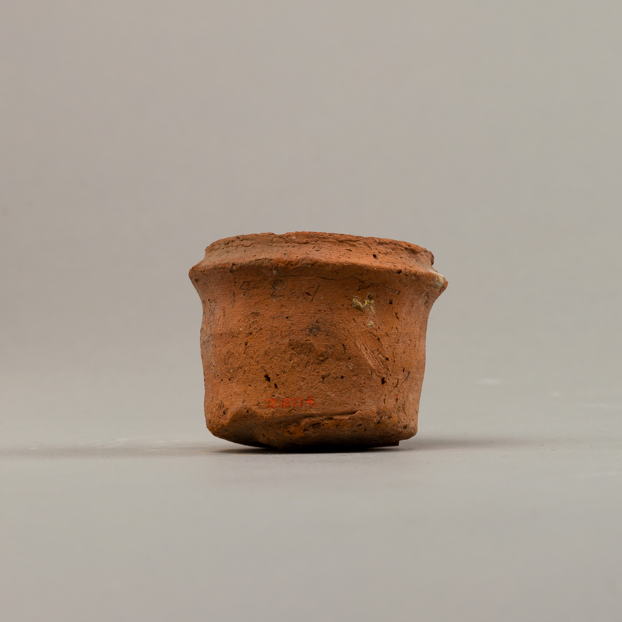 Short cylindrical jar